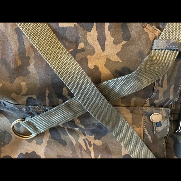 Camouflage pants, elastic at the ankle with belt. Size L, but fits 8 - Picture 4 of 5